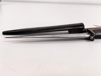 1.Weltkrieg  Grabendolch. Metallgriff, ordentliche Klinge, Originallack. Ungereinigtes Stück
