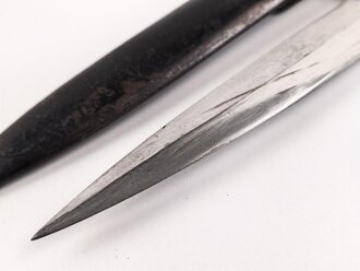 1.Weltkrieg  Grabendolch. Metallgriff, ordentliche Klinge, Originallack. Ungereinigtes Stück