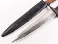 1.Weltkrieg  Grabendolch. Metallgriff, ordentliche Klinge, Originallack. Ungereinigtes Stück
