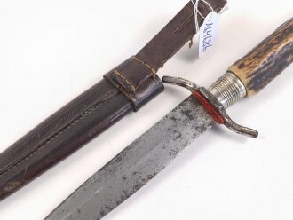 1.Weltkrieg  Grabendolch. Eigentumstück mit Hirschhorngriffschalen und Lederscheide. Guter Gesamtzustand