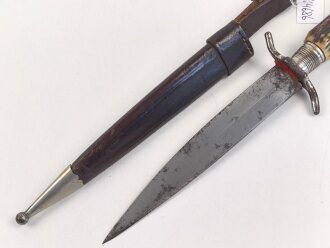 1.Weltkrieg  Grabendolch. Eigentumstück mit Hirschhorngriffschalen und Lederscheide. Guter Gesamtzustand