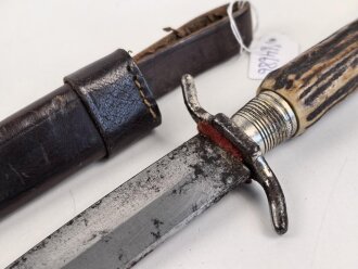1.Weltkrieg  Grabendolch. Eigentumstück mit Hirschhorngriffschalen und Lederscheide. Guter Gesamtzustand