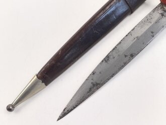 1.Weltkrieg  Grabendolch. Eigentumstück mit Hirschhorngriffschalen und Lederscheide. Guter Gesamtzustand