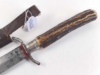 1.Weltkrieg  Grabendolch. Eigentumstück mit Hirschhorngriffschalen und Lederscheide. Guter Gesamtzustand