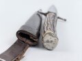 1.Weltkrieg  Grabendolch. Eigentumstück mit Hirschhorngriffschalen und Lederscheide. Guter Gesamtzustand