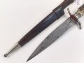 1.Weltkrieg  Grabendolch. Eigentumstück mit Hirschhorngriffschalen und Lederscheide. Guter Gesamtzustand