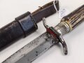 1.Weltkrieg  Grabendolch. Eigentumstück mit Hirschhorngriffschalen und Lederscheide. Guter Gesamtzustand