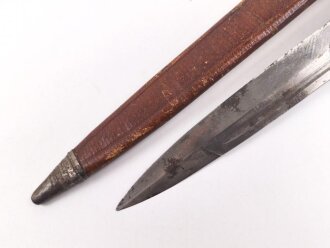 1.Weltkrieg  Grabendolch. Eigentumstück mit Hirschhorngriffschalen und Lederscheide.Hersteller Carl Wüsthof Solingen. Das Griffleder scheinbar leicht geschrumpft, lässt sich nicht schliessen. Gewaltige Gesamtlänge ohne Scheide von knapp 33cm