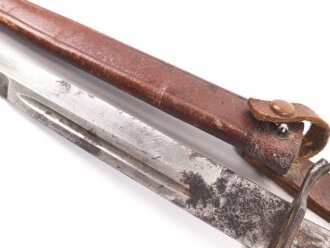 1.Weltkrieg  Grabendolch. Eigentumstück mit Hirschhorngriffschalen und Lederscheide.Hersteller Carl Wüsthof Solingen. Das Griffleder scheinbar leicht geschrumpft, lässt sich nicht schliessen. Gewaltige Gesamtlänge ohne Scheide von knapp 33cm