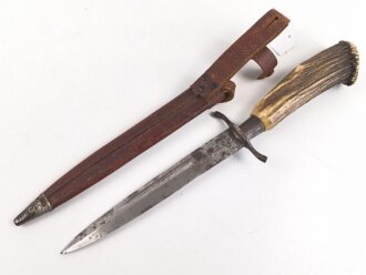 1.Weltkrieg  Grabendolch. Eigentumstück mit Hirschhorngriffschalen und Lederscheide.Hersteller Carl Wüsthof Solingen. Das Griffleder scheinbar leicht geschrumpft, lässt sich nicht schliessen. Gewaltige Gesamtlänge ohne Scheide von knapp 33cm