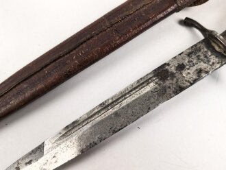 1.Weltkrieg  Grabendolch. Eigentumstück mit Hirschhorngriffschalen und Lederscheide.Hersteller Carl Wüsthof Solingen. Das Griffleder scheinbar leicht geschrumpft, lässt sich nicht schliessen. Gewaltige Gesamtlänge ohne Scheide von knapp 33cm