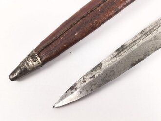 1.Weltkrieg  Grabendolch. Eigentumstück mit Hirschhorngriffschalen und Lederscheide.Hersteller Carl Wüsthof Solingen. Das Griffleder scheinbar leicht geschrumpft, lässt sich nicht schliessen. Gewaltige Gesamtlänge ohne Scheide von knapp 33cm