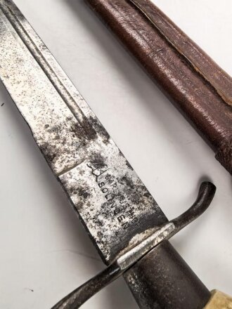 1.Weltkrieg  Grabendolch. Eigentumstück mit Hirschhorngriffschalen und Lederscheide.Hersteller Carl Wüsthof Solingen. Das Griffleder scheinbar leicht geschrumpft, lässt sich nicht schliessen. Gewaltige Gesamtlänge ohne Scheide von knapp 33cm