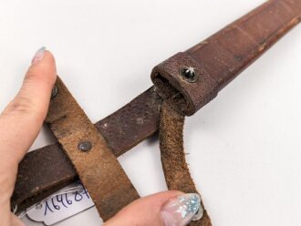 1.Weltkrieg  Grabendolch. Eigentumstück mit Hirschhorngriffschalen und Lederscheide.Hersteller Carl Wüsthof Solingen. Das Griffleder scheinbar leicht geschrumpft, lässt sich nicht schliessen. Gewaltige Gesamtlänge ohne Scheide von knapp 33cm