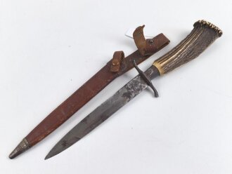 1.Weltkrieg  Grabendolch. Eigentumstück mit Hirschhorngriffschalen und Lederscheide.Hersteller Carl Wüsthof Solingen. Das Griffleder scheinbar leicht geschrumpft, lässt sich nicht schliessen. Gewaltige Gesamtlänge ohne Scheide von knapp 33cm