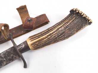 1.Weltkrieg  Grabendolch. Eigentumstück mit Hirschhorngriffschalen und Lederscheide.Hersteller Carl Wüsthof Solingen. Das Griffleder scheinbar leicht geschrumpft, lässt sich nicht schliessen. Gewaltige Gesamtlänge ohne Scheide von knapp 33cm