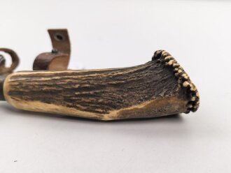 1.Weltkrieg  Grabendolch. Eigentumstück mit Hirschhorngriffschalen und Lederscheide.Hersteller Carl Wüsthof Solingen. Das Griffleder scheinbar leicht geschrumpft, lässt sich nicht schliessen. Gewaltige Gesamtlänge ohne Scheide von knapp 33cm