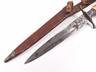 1.Weltkrieg  Grabendolch. Eigentumstück mit Hirschhorngriffschalen und Lederscheide.Hersteller Carl Wüsthof Solingen. Das Griffleder scheinbar leicht geschrumpft, lässt sich nicht schliessen. Gewaltige Gesamtlänge ohne Scheide von knapp 33cm
