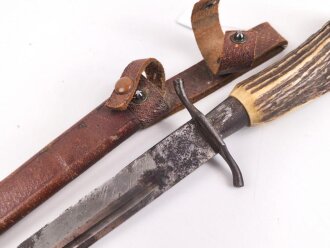 1.Weltkrieg  Grabendolch. Eigentumstück mit Hirschhorngriffschalen und Lederscheide.Hersteller Carl Wüsthof Solingen. Das Griffleder scheinbar leicht geschrumpft, lässt sich nicht schliessen. Gewaltige Gesamtlänge ohne Scheide von knapp 33cm
