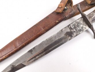 1.Weltkrieg  Grabendolch. Eigentumstück mit Hirschhorngriffschalen und Lederscheide.Hersteller Carl Wüsthof Solingen. Das Griffleder scheinbar leicht geschrumpft, lässt sich nicht schliessen. Gewaltige Gesamtlänge ohne Scheide von knapp 33cm