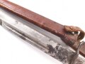 1.Weltkrieg  Grabendolch. Eigentumstück mit Hirschhorngriffschalen und Lederscheide.Hersteller Carl Wüsthof Solingen. Das Griffleder scheinbar leicht geschrumpft, lässt sich nicht schliessen. Gewaltige Gesamtlänge ohne Scheide von knapp 33cm