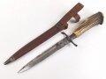 1.Weltkrieg  Grabendolch. Eigentumstück mit Hirschhorngriffschalen und Lederscheide.Hersteller Carl Wüsthof Solingen. Das Griffleder scheinbar leicht geschrumpft, lässt sich nicht schliessen. Gewaltige Gesamtlänge ohne Scheide von knapp 33cm