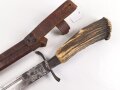 1.Weltkrieg  Grabendolch. Eigentumstück mit Hirschhorngriffschalen und Lederscheide.Hersteller Carl Wüsthof Solingen. Das Griffleder scheinbar leicht geschrumpft, lässt sich nicht schliessen. Gewaltige Gesamtlänge ohne Scheide von knapp 33cm
