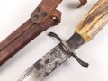 1.Weltkrieg  Grabendolch. Eigentumstück mit Hirschhorngriffschalen und Lederscheide.Hersteller Carl Wüsthof Solingen. Das Griffleder scheinbar leicht geschrumpft, lässt sich nicht schliessen. Gewaltige Gesamtlänge ohne Scheide von knapp 33cm
