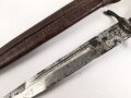 1.Weltkrieg  Grabendolch. Eigentumstück mit Hirschhorngriffschalen und Lederscheide.Hersteller Carl Wüsthof Solingen. Das Griffleder scheinbar leicht geschrumpft, lässt sich nicht schliessen. Gewaltige Gesamtlänge ohne Scheide von knapp 33cm