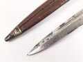 1.Weltkrieg  Grabendolch. Eigentumstück mit Hirschhorngriffschalen und Lederscheide.Hersteller Carl Wüsthof Solingen. Das Griffleder scheinbar leicht geschrumpft, lässt sich nicht schliessen. Gewaltige Gesamtlänge ohne Scheide von knapp 33cm