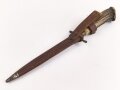 1.Weltkrieg  Grabendolch. Eigentumstück mit Hirschhorngriffschalen und Lederscheide.Hersteller Carl Wüsthof Solingen. Das Griffleder scheinbar leicht geschrumpft, lässt sich nicht schliessen. Gewaltige Gesamtlänge ohne Scheide von knapp 33cm