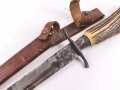 1.Weltkrieg  Grabendolch. Eigentumstück mit Hirschhorngriffschalen und Lederscheide.Hersteller Carl Wüsthof Solingen. Das Griffleder scheinbar leicht geschrumpft, lässt sich nicht schliessen. Gewaltige Gesamtlänge ohne Scheide von knapp 33cm