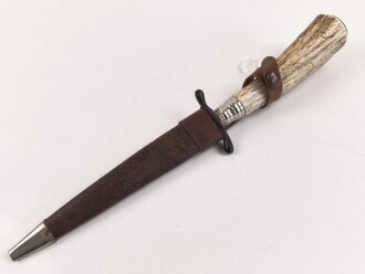 1.Weltkrieg  Grabendolch. Eigentumstück mit Hirschhorngriffschalen und Lederscheide. Die Klinge leicht beschliffen, sonst guter Gesamtzustand #1