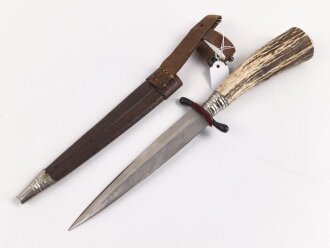 1.Weltkrieg  Grabendolch. Eigentumstück mit Hirschhorngriffschalen und Lederscheide. Die Klinge leicht beschliffen, sonst guter Gesamtzustand #1