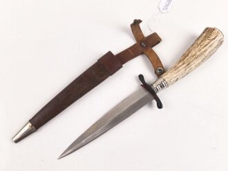1.Weltkrieg  Grabendolch. Eigentumstück mit Hirschhorngriffschalen und Lederscheide. Die Klinge leicht beschliffen, sonst guter Gesamtzustand #1