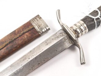 1.Weltkrieg  Grabendolch. Eigentumstück mit Horngriffschalen und Lederscheide. Keine Koppeltragevorrichtung, guter Gesamtzustand