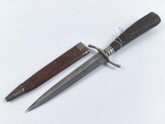 1.Weltkrieg  Grabendolch. Eigentumstück mit Horngriffschalen und Lederscheide. Keine Koppeltragevorrichtung, guter Gesamtzustand