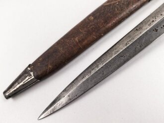 1.Weltkrieg  Grabendolch. Eigentumstück mit Horngriffschalen und Lederscheide. Keine Koppeltragevorrichtung, guter Gesamtzustand