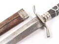 1.Weltkrieg  Grabendolch. Eigentumstück mit Horngriffschalen und Lederscheide. Keine Koppeltragevorrichtung, guter Gesamtzustand
