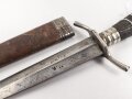 1.Weltkrieg  Grabendolch. Eigentumstück mit Horngriffschalen und Lederscheide. Keine Koppeltragevorrichtung, guter Gesamtzustand