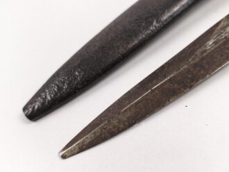 1.Weltkrieg  Grabendolch. Eigentumstück mit Holzgriffschalen . Die Klingenspitze ist abgebrochen