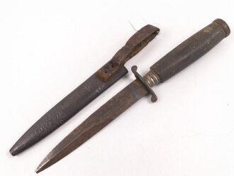 1.Weltkrieg  Grabendolch. Eigentumstück mit Holzgriffschalen . Die Klingenspitze ist abgebrochen