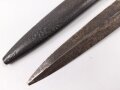 1.Weltkrieg  Grabendolch. Eigentumstück mit Holzgriffschalen . Die Klingenspitze ist abgebrochen