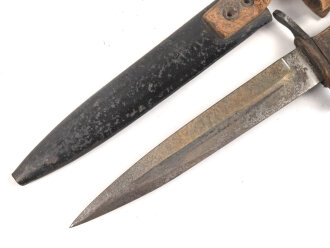 1.Weltkrieg  Grabendolch DEMAG Duisburg. Der Dolch in gutem Zustand mit Abnahme, Scheide original lackiert, das Leder defekt