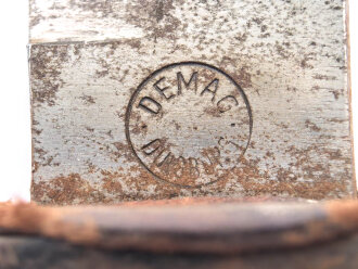 1.Weltkrieg  Grabendolch DEMAG Duisburg. Der Dolch in gutem Zustand mit Abnahme, Scheide original lackiert, das Leder defekt