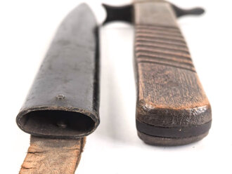 1.Weltkrieg  Grabendolch DEMAG Duisburg. Der Dolch in gutem Zustand mit Abnahme, Scheide original lackiert, das Leder defekt