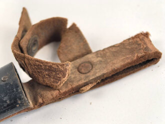 1.Weltkrieg  Grabendolch DEMAG Duisburg. Der Dolch in gutem Zustand mit Abnahme, Scheide original lackiert, das Leder defekt