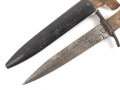 1.Weltkrieg  Grabendolch DEMAG Duisburg. Der Dolch in gutem Zustand mit Abnahme, Scheide original lackiert, das Leder defekt