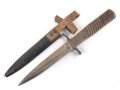 1.Weltkrieg  Grabendolch DEMAG Duisburg. Der Dolch in gutem Zustand mit Abnahme, Scheide original lackiert, das Leder defekt
