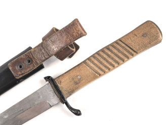 1.Weltkrieg  Grabendolch DEMAG Duisburg. Der Dolch in gutem Zustand mit Abnahme, Scheide alt überlackiert